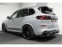 BMW X5 xDrive50e / Orig. Nederlands / Maxton Design Bodykit V.2 / Skylounge Panoramadak / Stoelkoeling & -verwarming / Elektr. verstelbare voorstoelen + memory / Carbon Interieurdelen / Harman Kardon Surround Sound / Ambienteverlichting / Softclose / HUD BMW Proffesional / Grille Iconic Glow / Luchtvering / Apple Carplay - Android Auto / Trekhaak (zwenkbaar) / 22'' LMV / Achteruitrijcamera / Dodehoek detectie / Ambient Air-pakket