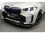 BMW X5 xDrive50e / Orig. Nederlands / Maxton Design Bodykit V.2 / Skylounge Panoramadak / Stoelkoeling & -verwarming / Elektr. verstelbare voorstoelen + memory / Carbon Interieurdelen / Harman Kardon Surround Sound / Ambienteverlichting / Softclose / HUD BMW Proffesional / Grille Iconic Glow / Luchtvering / Apple Carplay - Android Auto / Trekhaak (zwenkbaar) / 22'' LMV / Achteruitrijcamera / Dodehoek detectie / Ambient Air-pakket