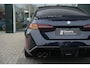 BMW M5 5 Serie | nacht-blau Individual | Panoramadak | Driving Assistant Professional | Trekhaak | Stoelventilatie voorstoelen | M Compound-remmen, rood | Parking Assistant Professional | Comfort Pakket | Bowers & Wilkins Surround Sound System |
