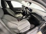 Peugeot 208 Hybrid 100 e-DCS6 Allure | Navigatie/Android/Apple Carplay | LM Velgen 16" | Parkeersensoren Voor en Achter | Cruise Control | DAB | Airco |