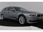 BMW 5-Serie Touring 520i High Executive (PANORAMADAK, STOELVERWARMING, TREKHAAK, ELEKTR STOELEN, HEAD-UP, ACHTERUITRIJCAMERA)