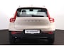 Volvo XC40 B4 Plus Dark - IntelliSafe Assist & Surround - Harman/Kardon audio - Parkeercamera achter - Verwarmde voorstoelen & stuur - Parkeersensoren voor & achter - Elektr. bedienb. voorstoelen met geheugen links - Draadloze tel. lader - Elektr. inklapbare trekhaak - 19' LMV