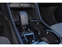 Volvo XC40 B4 Plus Dark - IntelliSafe Assist & Surround - Harman/Kardon audio - Parkeercamera achter - Verwarmde voorstoelen & stuur - Parkeersensoren voor & achter - Elektr. bedienb. voorstoelen met geheugen links - Draadloze tel. lader - Elektr. inklapbare trekhaak - 19' LMV