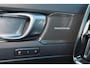 Volvo XC40 B4 Plus Dark - IntelliSafe Assist & Surround - Harman/Kardon audio - Parkeercamera achter - Verwarmde voorstoelen & stuur - Parkeersensoren voor & achter - Elektr. bedienb. voorstoelen met geheugen links - Draadloze tel. lader - Elektr. inklapbare trekhaak - 19' LMV