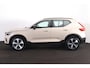 Volvo XC40 B4 Plus Dark - IntelliSafe Assist & Surround - Harman/Kardon audio - Parkeercamera achter - Verwarmde voorstoelen & stuur - Parkeersensoren voor & achter - Elektr. bedienb. voorstoelen met geheugen links - Draadloze tel. lader - Elektr. inklapbare trekhaak - 19' LMV