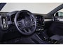 Volvo XC40 B4 Plus Dark - IntelliSafe Assist & Surround - Harman/Kardon audio - Parkeercamera achter - Verwarmde voorstoelen & stuur - Parkeersensoren voor & achter - Elektr. bedienb. voorstoelen met geheugen links - Draadloze tel. lader - Elektr. inklapbare trekhaak - 19' LMV