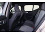 Volvo XC40 B4 Plus Dark - IntelliSafe Assist & Surround - Harman/Kardon audio - Parkeercamera achter - Verwarmde voorstoelen & stuur - Parkeersensoren voor & achter - Elektr. bedienb. voorstoelen met geheugen links - Draadloze tel. lader - Elektr. inklapbare trekhaak - 19' LMV
