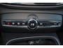 Volvo XC40 B4 Plus Dark - IntelliSafe Assist & Surround - Harman/Kardon audio - Parkeercamera achter - Verwarmde voorstoelen & stuur - Parkeersensoren voor & achter - Elektr. bedienb. voorstoelen met geheugen links - Draadloze tel. lader - Elektr. inklapbare trekhaak - 19' LMV