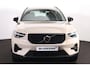 Volvo XC40 B4 Plus Dark - IntelliSafe Assist & Surround - Harman/Kardon audio - Parkeercamera achter - Verwarmde voorstoelen & stuur - Parkeersensoren voor & achter - Elektr. bedienb. voorstoelen met geheugen links - Draadloze tel. lader - Elektr. inklapbare trekhaak - 19' LMV