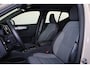 Volvo XC40 B4 Plus Dark - IntelliSafe Assist & Surround - Harman/Kardon audio - Parkeercamera achter - Verwarmde voorstoelen & stuur - Parkeersensoren voor & achter - Elektr. bedienb. voorstoelen met geheugen links - Draadloze tel. lader - Elektr. inklapbare trekhaak - 19' LMV