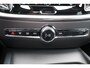 Volvo V60 B4 Essential Edition - IntelliSafe Assist & Surround - Parkeercamera achter - Verwarmde voorstoelen, stuur & achterbank - Parkeersensoren achter - Draadloze tel. lader - Extra getint glas - 17' LMV