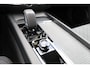 Volvo V60 B4 Essential Edition - IntelliSafe Assist & Surround - Parkeercamera achter - Verwarmde voorstoelen, stuur & achterbank - Parkeersensoren achter - Draadloze tel. lader - Extra getint glas - 17' LMV