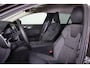 Volvo V60 B4 Essential Edition - IntelliSafe Assist & Surround - Parkeercamera achter - Verwarmde voorstoelen, stuur & achterbank - Parkeersensoren achter - Draadloze tel. lader - Extra getint glas - 17' LMV