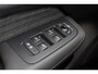 Volvo V60 B4 Essential Edition - IntelliSafe Assist & Surround - Parkeercamera achter - Verwarmde voorstoelen, stuur & achterbank - Parkeersensoren achter - Draadloze tel. lader - Extra getint glas - 17' LMV