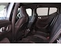 Volvo XC40 B3 Ultra Black Edition - Panorama/schuifdak - IntelliSafe Assist & Surround - 360º Camera - Harman/Kardon audio - LED Pixel koplampen - Verwarmde voorstoelen & stuur - Parkeersensoren voor & achter - Elektr. bedienb. voorstoelen met geheugen links - Draadloze tel. lader - Extra getint glas - 20' LMV