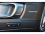 Volvo XC40 B3 Ultra Black Edition - Panorama/schuifdak - IntelliSafe Assist & Surround - 360º Camera - Harman/Kardon audio - LED Pixel koplampen - Verwarmde voorstoelen & stuur - Parkeersensoren voor & achter - Elektr. bedienb. voorstoelen met geheugen links - Draadloze tel. lader - Extra getint glas - 20' LMV