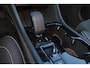 Volvo XC40 B3 Ultra Black Edition - Panorama/schuifdak - IntelliSafe Assist & Surround - 360º Camera - Harman/Kardon audio - LED Pixel koplampen - Verwarmde voorstoelen & stuur - Parkeersensoren voor & achter - Elektr. bedienb. voorstoelen met geheugen links - Draadloze tel. lader - Extra getint glas - 20' LMV