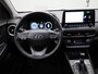 Hyundai Kona 1.6 GDi Hybrid 6-DCT Sky BlueLink | Automaat | Apple Carplay / Android Auto | Schuifdak | Virtual cockpit | Parkeer sensoren | Leder | Stoel verwarming/koeling | Stuur verwarming | Cruise control | Climate control | DAB |