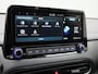 Hyundai Kona 1.6 GDi Hybrid 6-DCT Sky BlueLink | Automaat | Apple Carplay / Android Auto | Schuifdak | Virtual cockpit | Parkeer sensoren | Leder | Stoel verwarming/koeling | Stuur verwarming | Cruise control | Climate control | DAB |