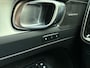Volvo XC40 B4 211pk Plus Dark / Trekhaak / Elektr. Stoelen / Harman&Kardon / Stoel + Stuurw. Verwarming / Noodreservewiel / Keyless / 18'' + All Season / BLIS / Adapt. Cruise /