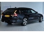 Volvo V90 2.0 T6 Plug-in hybrid AWD Ultimate Dark | 350PK Long Range | Bowers & Wilkings | 360 Camera | HUD | Trekhaak | Luchtvering | Pano | Stuur+Stoelverwarming |