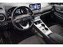 Hyundai Kona Electric EV Fashion 64 kWh 3- Fase SOH 95,1% | Warmtepomp | Elektrisch Schuif/Kanteldak | Camera | Navigatie | Head-Up Display