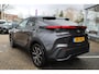 Toyota C-HR 1.8 HYBRID 140 FIRST EDITION STUUR/STOEL&WISSERVERW. LED SENSOREN V+A NAVI DODEHOEKDETECTIE DRAADLOOS TEL.LADER PRIVACY GLASS