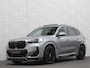 BMW X1 18i M-Sport Performance-Pack | Panorama | Sportstoelen | Carbon | Keyless-Entry | Sfeerverlichting | Achteruitrij-Camera | Carplay | Full-LED | Black-Optic | Getint Glas | Stoelverwarming | Draadloos Laden |