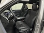 BMW X1 18i M-Sport Performance-Pack | Panorama | Sportstoelen | Carbon | Keyless-Entry | Sfeerverlichting | Achteruitrij-Camera | Carplay | Full-LED | Black-Optic | Getint Glas | Stoelverwarming | Draadloos Laden |