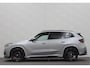 BMW X1 18i M-Sport Performance-Pack | Panorama | Sportstoelen | Carbon | Keyless-Entry | Sfeerverlichting | Achteruitrij-Camera | Carplay | Full-LED | Black-Optic | Getint Glas | Stoelverwarming | Draadloos Laden |