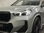 BMW X1 18i M-Sport Performance-Pack | Panorama | Sportstoelen | Carbon | Keyless-Entry | Sfeerverlichting | Achteruitrij-Camera | Carplay | Full-LED | Black-Optic | Getint Glas | Stoelverwarming | Draadloos Laden |