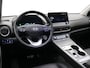 Hyundai Kona Electric EV Premium Sky 64 kWh / 100% SoH / 3-Fase Laden / Warmtepomp / Trekhaak / Schuif-kanteldak / HUD Display / LMV / Navigatie / Lederen bekleding /