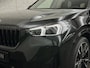 BMW X1 18i M-Sport Performance-Pack | Panorama | Sportstoelen | Carbon | Keyless-Entry | Sfeerverlichting | Achteruitrij-Camera | Carplay | Full-LED | Black-Optic | Getint Glas | Stoelverwarming | Draadloos Laden |