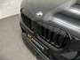 BMW X1 18i M-Sport Performance-Pack | Panorama | Sportstoelen | Carbon | Keyless-Entry | Sfeerverlichting | Achteruitrij-Camera | Carplay | Full-LED | Black-Optic | Getint Glas | Stoelverwarming | Draadloos Laden |