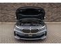 BMW 1-Serie M135i xDrive | Live Cockpit | Panorama | Schaalstoelen | Memory | H&K | Head-Up | 19"LM | Storm Bay Metallic