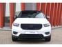 Volvo XC40 T4 Recharge R-Design | Stoelverwarming | Trekhaak | Panoramadak | Parkeercamera | Glossy Black | Keyless