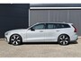 Volvo V60 T6 Plug-in hybrid AWD Plus Dark | Trekhaak | Verwarmbare voorstoelen+stuurwiel+achterbank | Rondom zichtcamera | Premium audio by Harman Kardon | Verwarmbare voorruit | 19 inch Lichtmetalen velgen