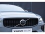 Volvo V60 T6 Plug-in hybrid AWD Plus Dark | Trekhaak | Verwarmbare voorstoelen+stuurwiel+achterbank | Rondom zichtcamera | Premium audio by Harman Kardon | Verwarmbare voorruit | 19 inch Lichtmetalen velgen