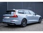 Volvo V60 T6 Plug-in hybrid AWD Plus Dark | Trekhaak | Verwarmbare voorstoelen+stuurwiel+achterbank | Rondom zichtcamera | Premium audio by Harman Kardon | Verwarmbare voorruit | 19 inch Lichtmetalen velgen