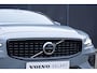 Volvo V60 T6 Plug-in hybrid AWD Plus Dark | Trekhaak | Verwarmbare voorstoelen+stuurwiel+achterbank | Rondom zichtcamera | Premium audio by Harman Kardon | Verwarmbare voorruit | 19 inch Lichtmetalen velgen
