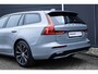 Volvo V60 T6 Plug-in hybrid AWD Plus Dark | Trekhaak | Verwarmbare voorstoelen+stuurwiel+achterbank | Rondom zichtcamera | Premium audio by Harman Kardon | Verwarmbare voorruit | 19 inch Lichtmetalen velgen
