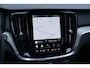 Volvo V60 T6 Plug-in hybrid AWD Plus Dark | Trekhaak | Verwarmbare voorstoelen+stuurwiel+achterbank | Rondom zichtcamera | Premium audio by Harman Kardon | Verwarmbare voorruit | 19 inch Lichtmetalen velgen