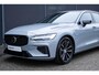 Volvo V60 T6 Plug-in hybrid AWD Plus Dark | Trekhaak | Verwarmbare voorstoelen+stuurwiel+achterbank | Rondom zichtcamera | Premium audio by Harman Kardon | Verwarmbare voorruit | 19 inch Lichtmetalen velgen