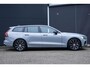 Volvo V60 T6 Plug-in hybrid AWD Plus Dark | Trekhaak | Verwarmbare voorstoelen+stuurwiel+achterbank | Rondom zichtcamera | Premium audio by Harman Kardon | Verwarmbare voorruit | 19 inch Lichtmetalen velgen