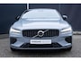 Volvo V60 T6 Plug-in hybrid AWD Plus Dark | Trekhaak | Verwarmbare voorstoelen+stuurwiel+achterbank | Rondom zichtcamera | Premium audio by Harman Kardon | Verwarmbare voorruit | 19 inch Lichtmetalen velgen