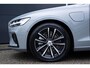 Volvo V60 T6 Plug-in hybrid AWD Plus Dark | Trekhaak | Verwarmbare voorstoelen+stuurwiel+achterbank | Rondom zichtcamera | Premium audio by Harman Kardon | Verwarmbare voorruit | 19 inch Lichtmetalen velgen