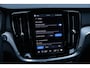 Volvo V60 T6 Plug-in hybrid AWD Plus Dark | Trekhaak | Verwarmbare voorstoelen+stuurwiel+achterbank | Rondom zichtcamera | Premium audio by Harman Kardon | Verwarmbare voorruit | 19 inch Lichtmetalen velgen