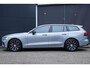Volvo V60 T6 Plug-in hybrid AWD Plus Dark | Trekhaak | Verwarmbare voorstoelen+stuurwiel+achterbank | Rondom zichtcamera | Premium audio by Harman Kardon | Verwarmbare voorruit | 19 inch Lichtmetalen velgen