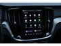 Volvo V60 T6 Plug-in hybrid AWD Plus Dark | Trekhaak | Verwarmbare voorstoelen+stuurwiel+achterbank | Rondom zichtcamera | Premium audio by Harman Kardon | Verwarmbare voorruit | 19 inch Lichtmetalen velgen