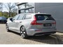 Volvo V60 T6 Plug-in hybrid AWD Plus Dark | Trekhaak | Verwarmbare voorstoelen+stuurwiel+achterbank | Rondom zichtcamera | Premium audio by Harman Kardon | Verwarmbare voorruit | 19 inch Lichtmetalen velgen